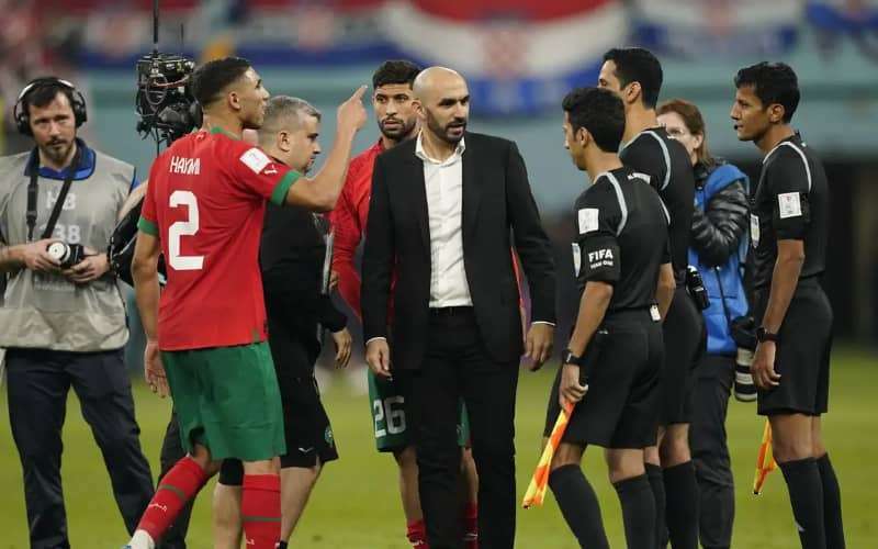 Bondscoach Walid Regragui tikt spelers op de vingers