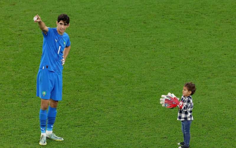 Yassine Bounou doet harten smelten met zoontje op WK (video)
