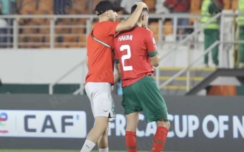 Mooie beelden: Ziyech troost Hakimi na nederlaag op Afrika Cup (video)
